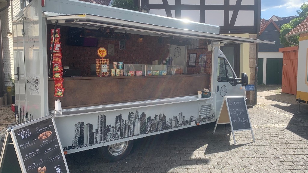 Waffle.Town Foodtruck, Fiat Ducato, vor Fachwerk